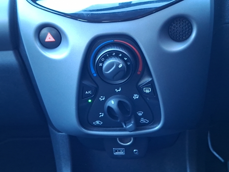 Toyota Aygo 1.0 Vvt-i X-play 69 Bhp Red #16