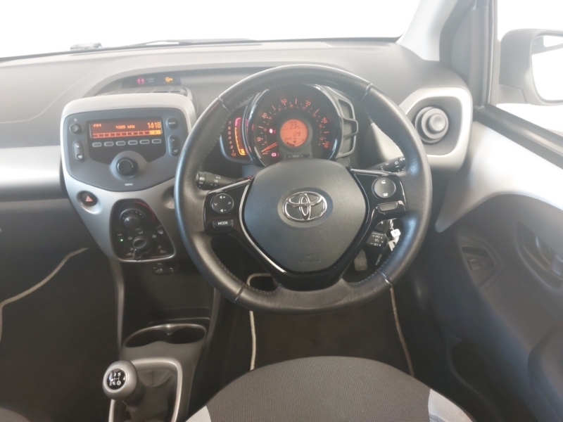 Toyota Aygo Aygo X-play Vvt-i Red #8