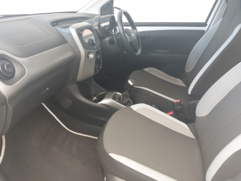 Toyota Aygo 1.0 Vvt-i X-play White #5