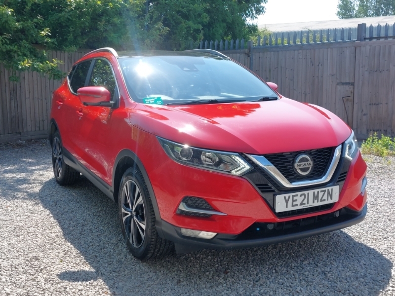 Nissan Qashqai 1.3 Dig-t 160 157 N-connecta Dct Glass Roof Red