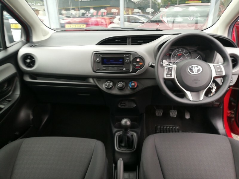 Toyota Yaris 1.0 72 Vvt-i Active Red #3