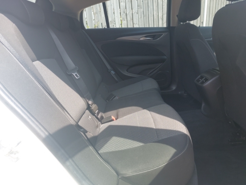 Vauxhall Insignia 1.5T Ecotec Design White #6