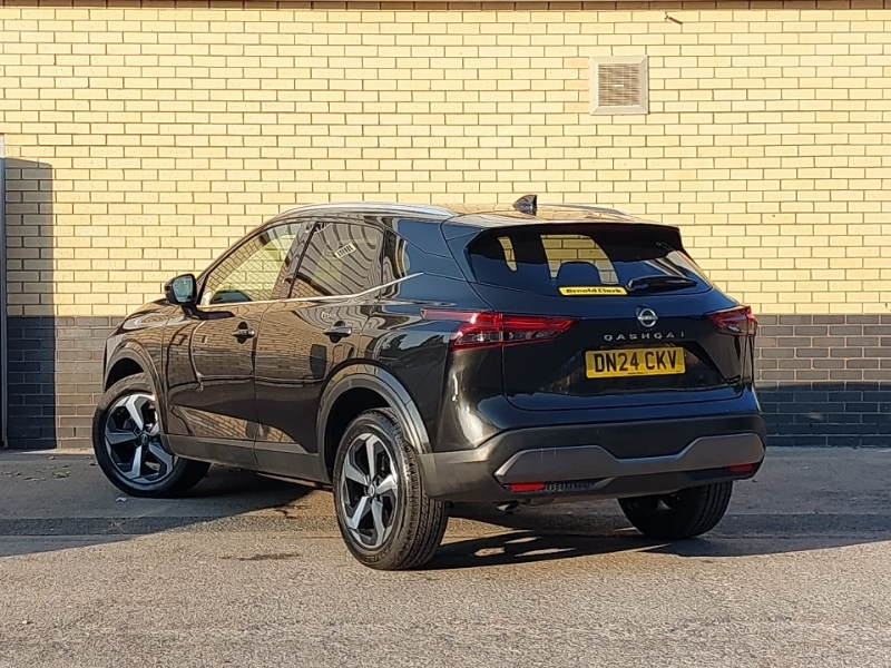 Nissan Qashqai 1.3 Dig-t Mh 158 N-connecta Xtronic Black #2