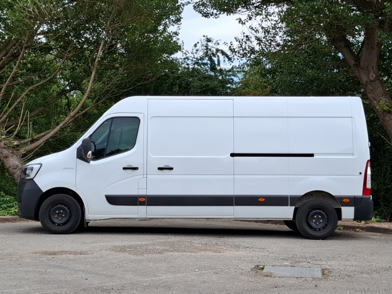 Renault Master Lm35 Blue Dci 135 Advance Medium Roof Van White #4