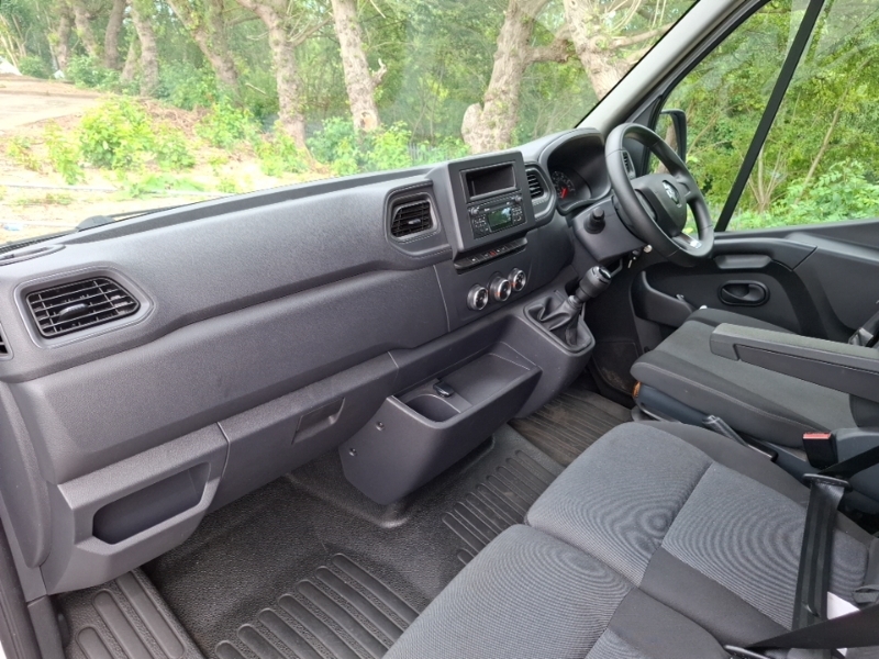 Renault Master Lm35 Blue Dci 135 Advance Medium Roof Van White #5