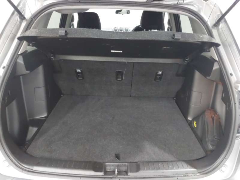 Suzuki Vitara 1.6L Kuro White #18