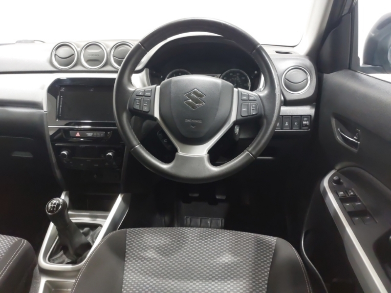 Suzuki Vitara 1.6L Kuro White #8