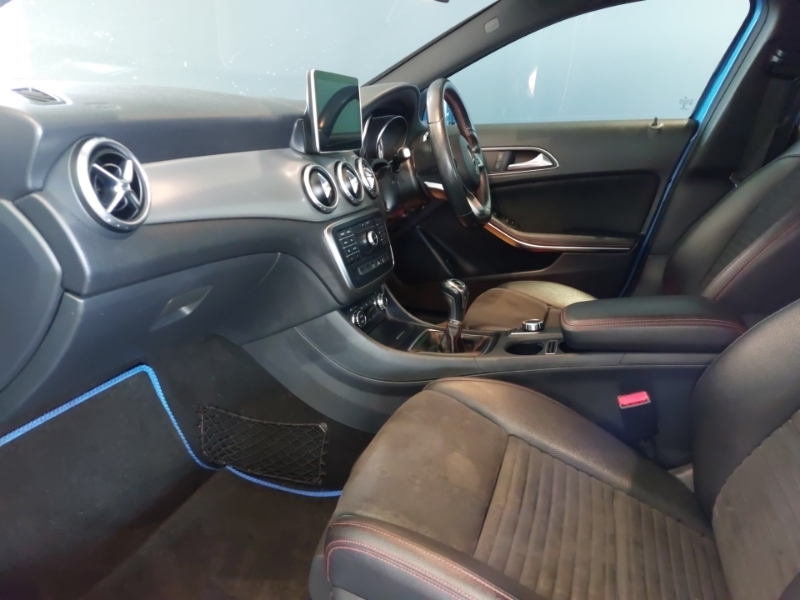 Mercedes-Benz GLA Class Gla 200D Amg Line Blue #4