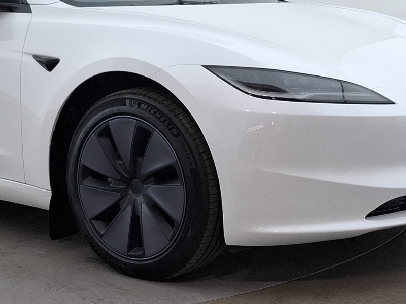 Tesla Model 3 Saloon White #20