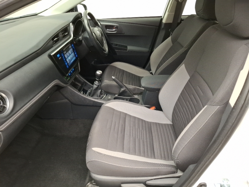 Toyota Auris 1.2T Icon Tss White #5