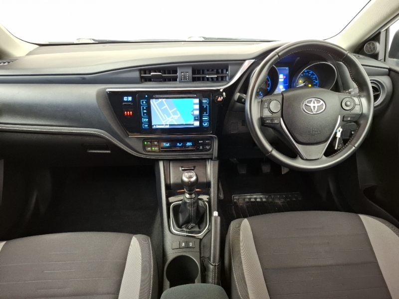 Toyota Auris 1.2T Icon Tss White #3