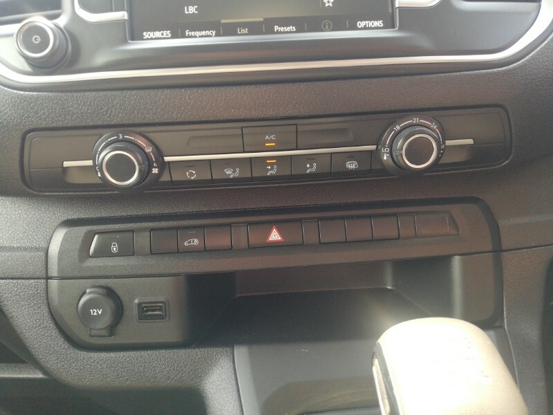 Vauxhall Vivaro Dynamic White #17