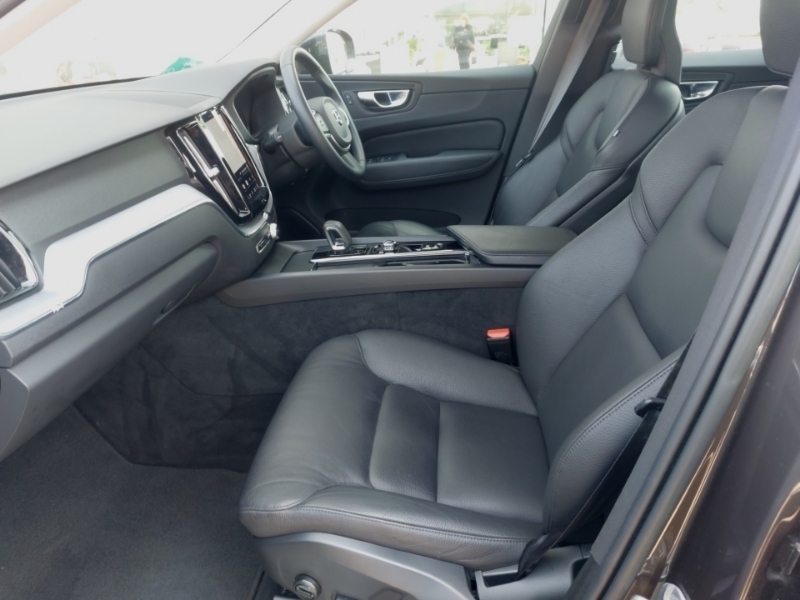 Volvo XC60 2.0 B4d Momentum Awd Geartronic Grey #5
