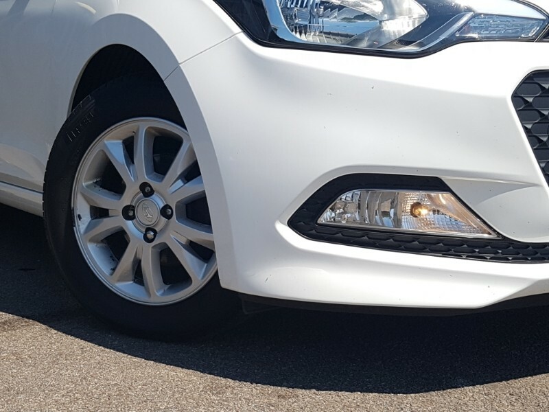 Hyundai I20 Active White #9