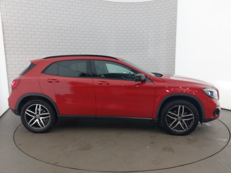 Mercedes-Benz GLA Class Gla 180 Urban Edition Red #4