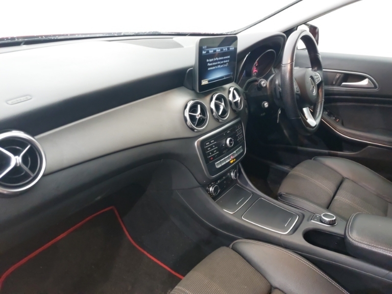 Mercedes-Benz GLA Class Gla 180 Urban Edition Red #5