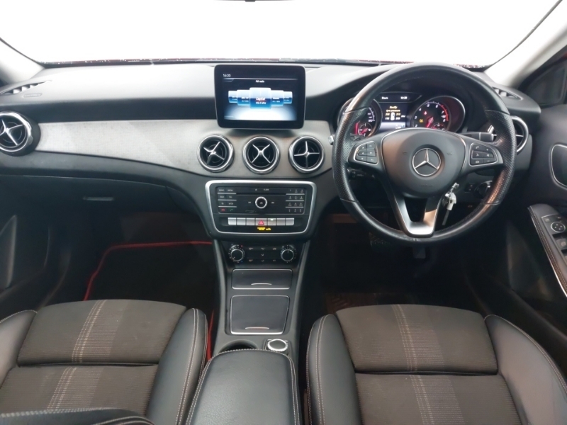 Mercedes-Benz GLA Class Gla 180 Urban Edition Red #3