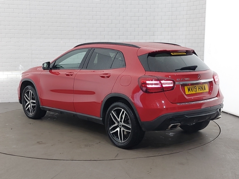 Mercedes-Benz GLA Class Gla 180 Urban Edition Red #2