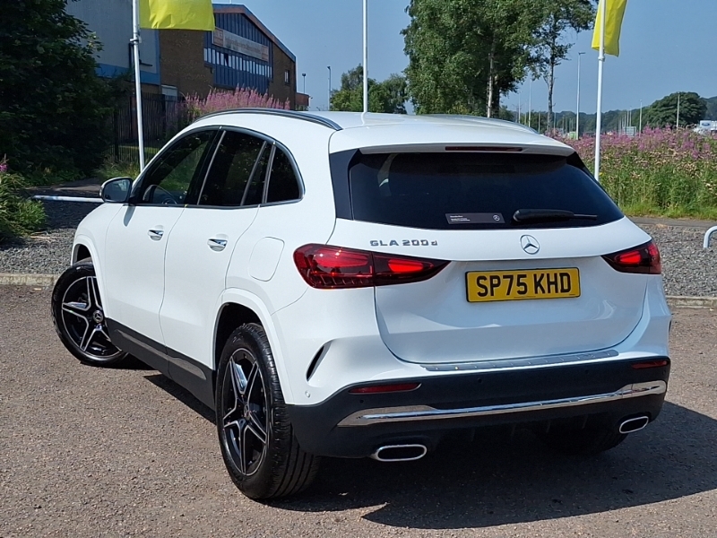 Mercedes-Benz GLA Class Gla 200D Amg Line Executive White #2