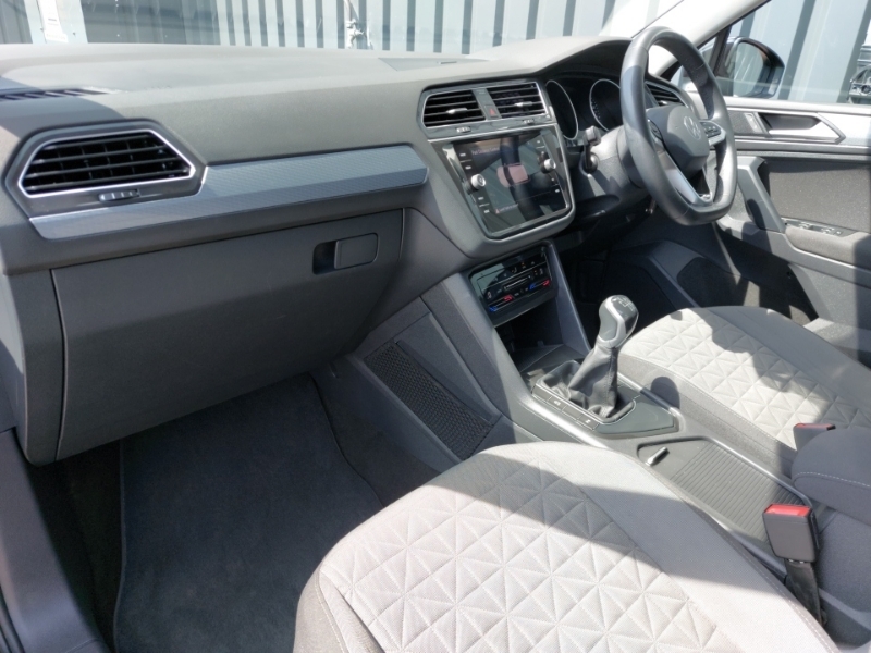 Volkswagen Tiguan 1.5 Tsi 150 Life SJ72UTB Black #5