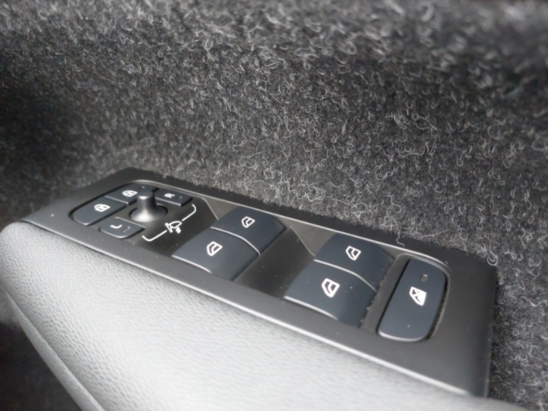 Volvo XC40 First Edition Silver #16