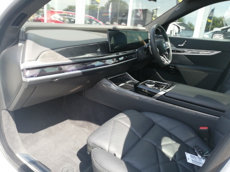 BMW i7 Saloon Black #5