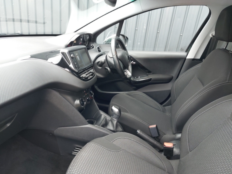 Peugeot 208 1.2 Puretech 82 Allure Black #5