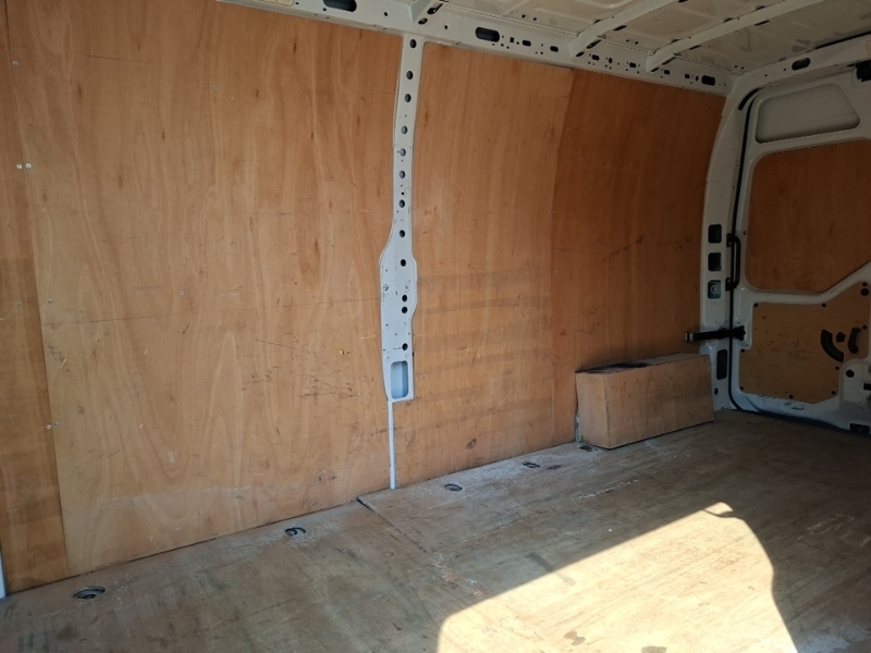 Renault Master Lm35 Blue Dci 135 Advance Medium Roof Van White #6
