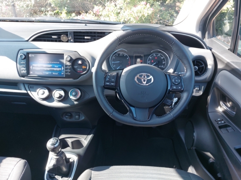 Toyota Yaris Icon Tech Red #8