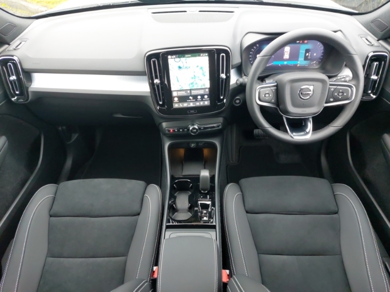 Volvo XC40 2.0 B3p Plus Black Edition SK75YHP White #3