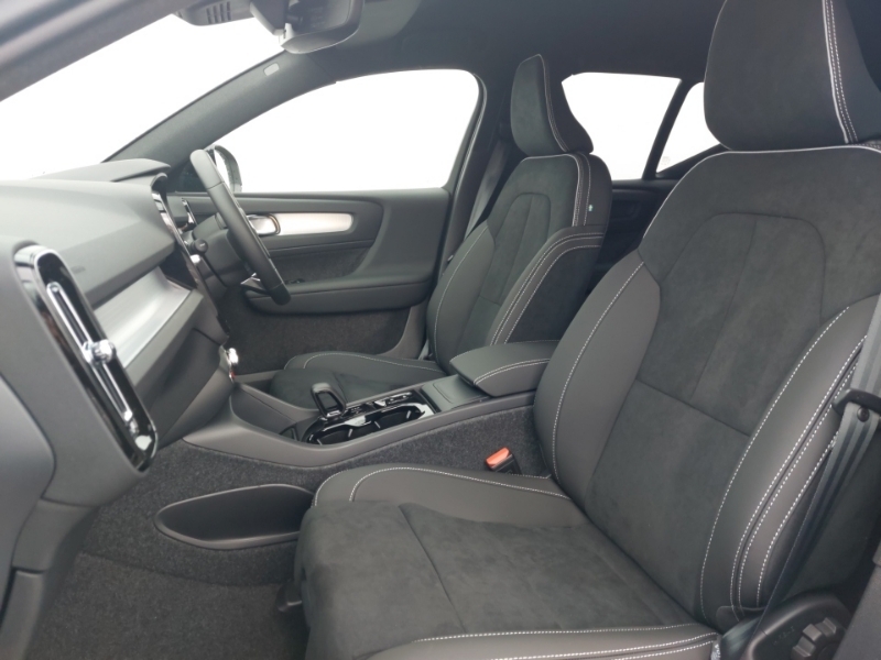 Volvo XC40 2.0 B3p Plus Black Edition SK75YHP White #5