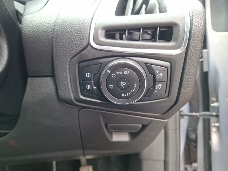 Ford Focus Hatchback 1.6 Zetec Powershift Euro 5 201414 White #15