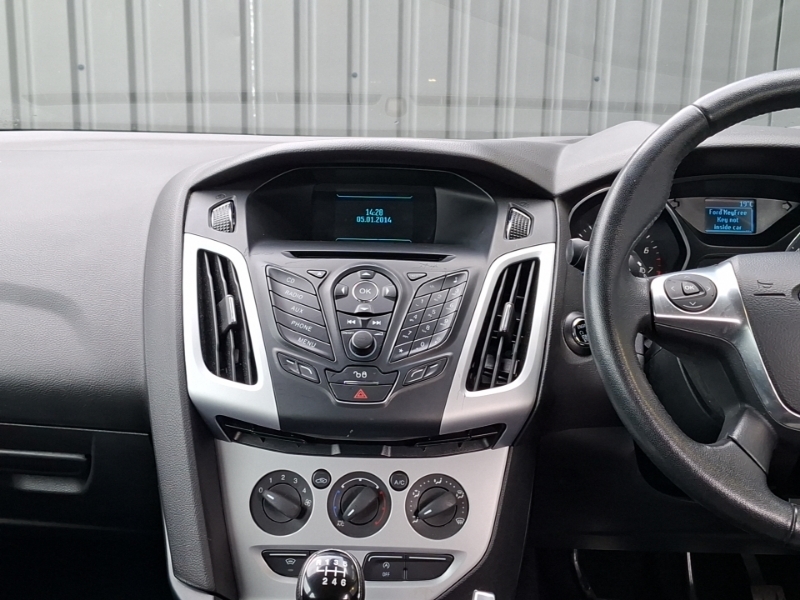 Ford Focus Hatchback 1.6 Zetec Powershift Euro 5 201414 White #9