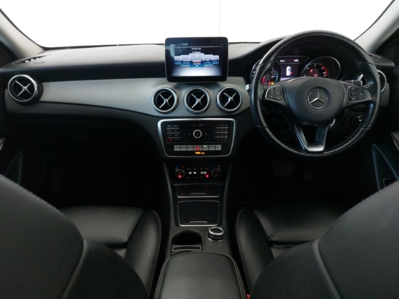 Mercedes-Benz GLA Class Gla 200D Sport Executive Red #3