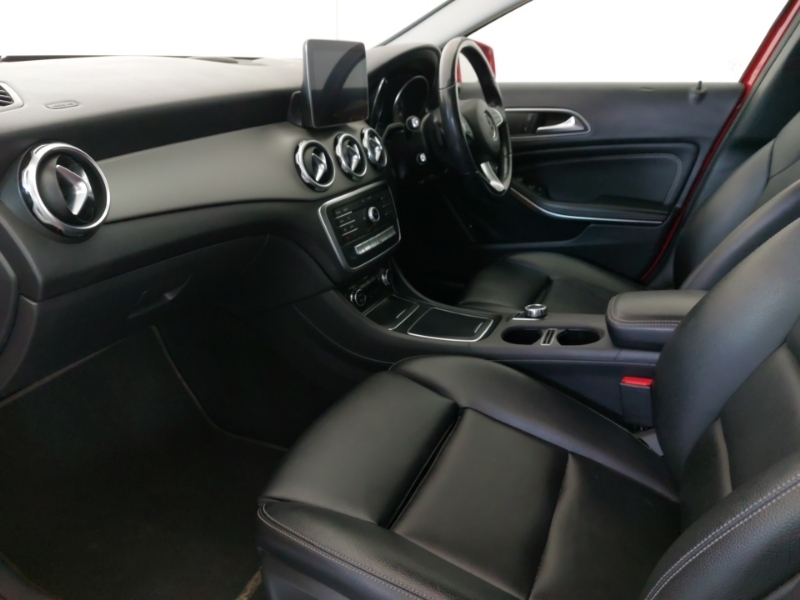 Mercedes-Benz GLA Class Gla 200D Sport Executive Red #5