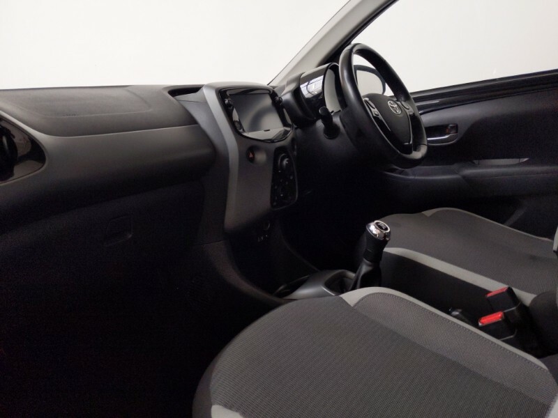 Toyota Aygo 1.0 Vvt-i X-play Tss FG71YMU Black #5