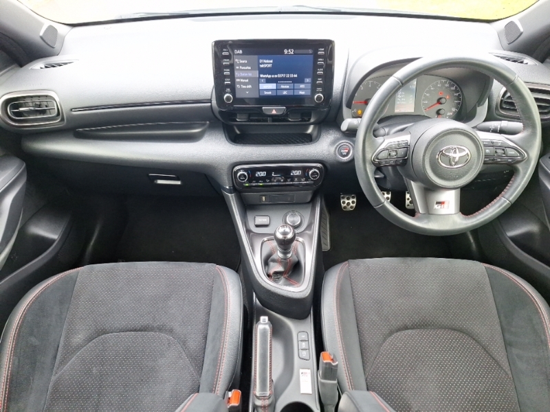 Toyota Yaris Dynamic White #3