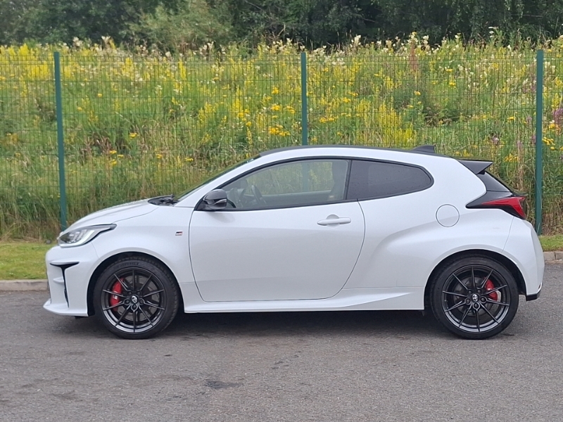 Toyota Yaris Dynamic White #4