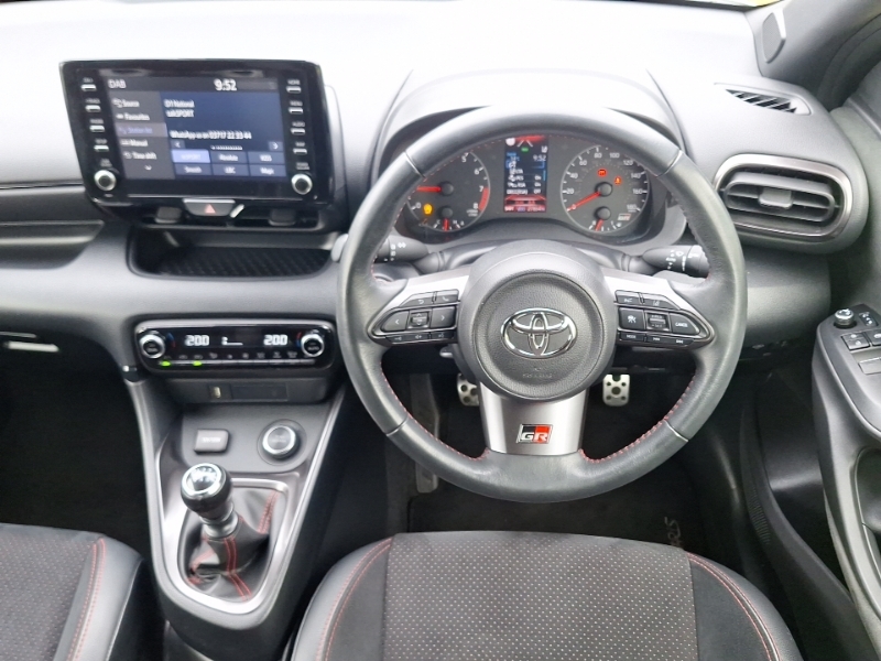 Toyota Yaris Dynamic White #8
