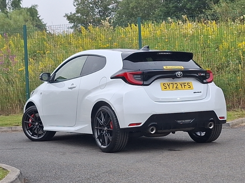 Toyota Yaris Dynamic White #2