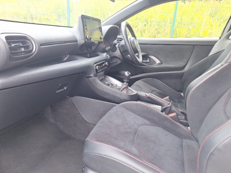 Toyota Yaris Dynamic White #5