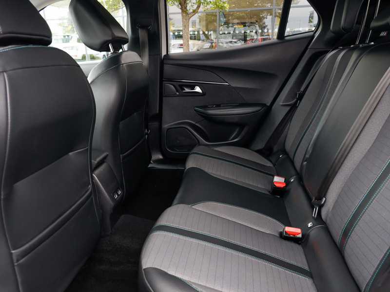 Peugeot 2008 1.2 Puretech 130 Allure Premium Eat8 White #6