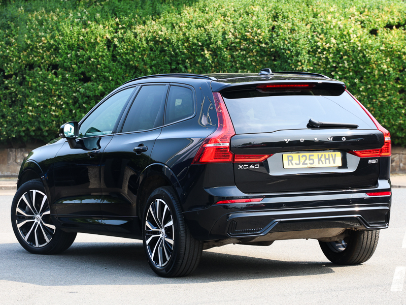 Volvo XC60 2.0 B5p Plus Dark Awd Geartronic Black #2