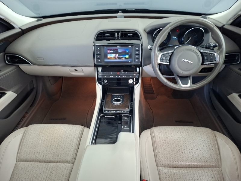 Jaguar XE 2.0 Ingenium Portfolio Blue #3