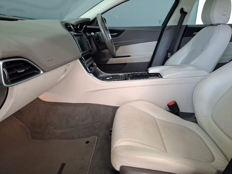 Jaguar XE 2.0 Ingenium Portfolio Blue #5
