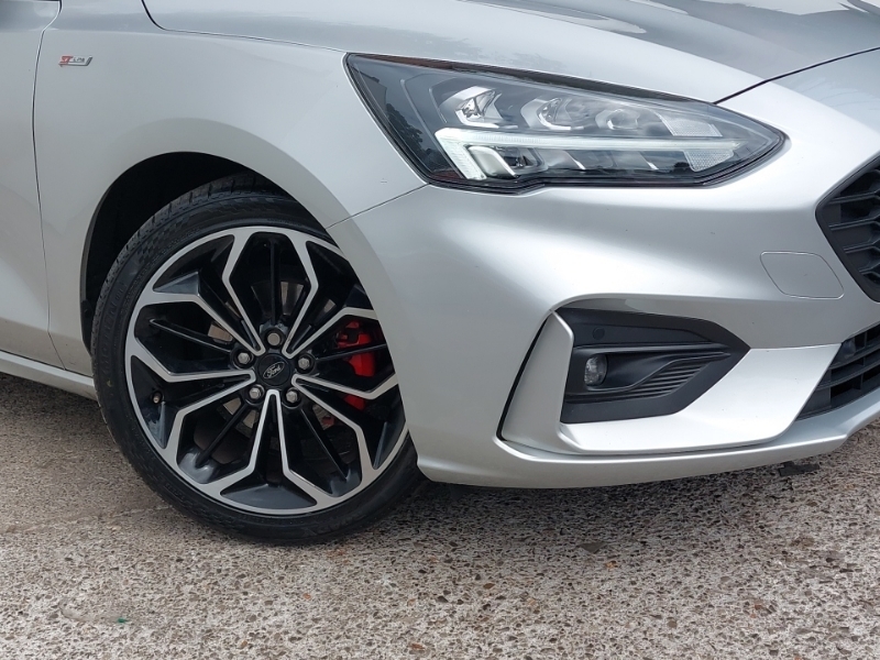 Ford Focus 1.0 Ecoboost 125 Zetec Hatchback Red #20