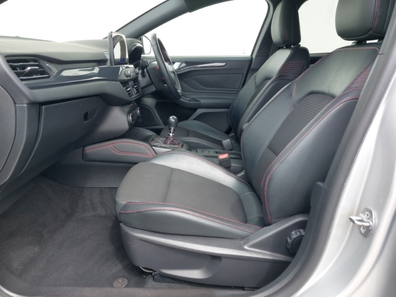 Ford Focus 1.0 Ecoboost 125 Zetec Hatchback Red #5