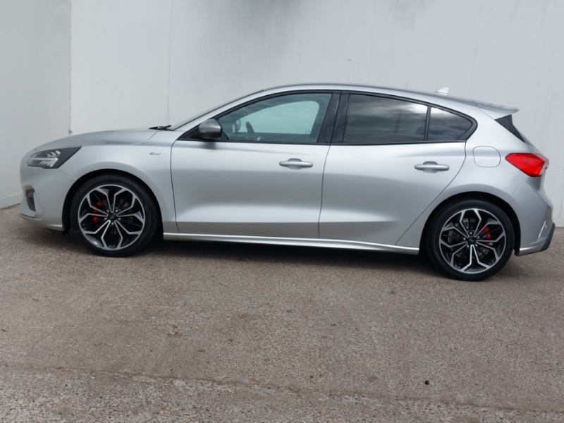 Ford Focus 1.0 Ecoboost 125 Zetec Hatchback Red #4