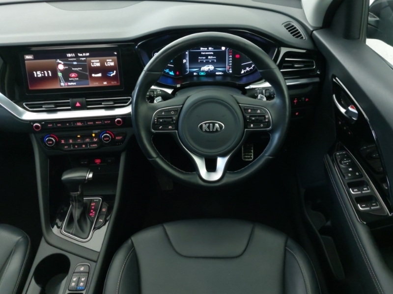 Kia Niro Estate Red #8