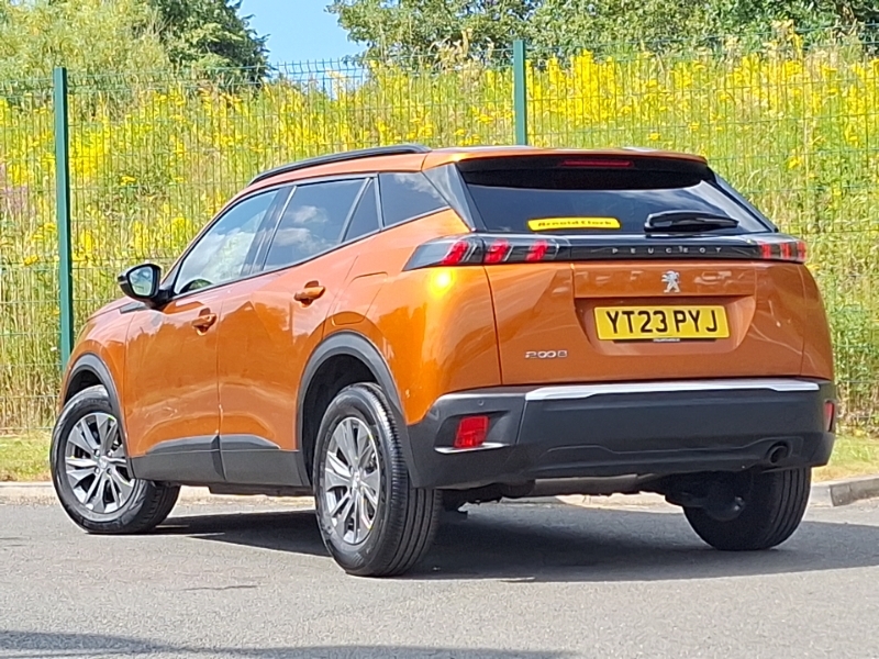 Peugeot 2008 1.2 Puretech Active Premium Orange #2
